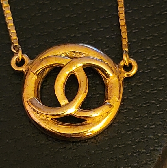 Chanel 1982 Circled CC Gold Chain Pendant Necklace/ RARE - Picture 3 of 6
